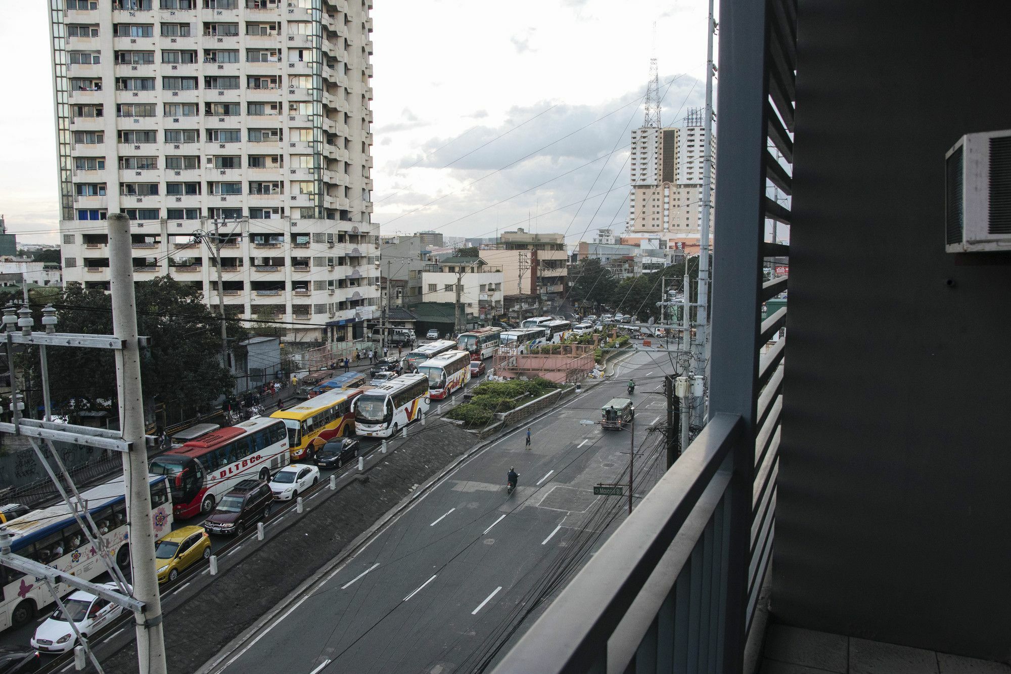 Reddoorz Plus @ Buendia Ave Makati Makati City Exterior foto